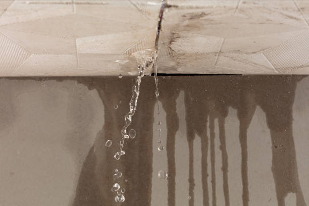 Plafond endommagé avec fuite d'eau majeure et infiltration